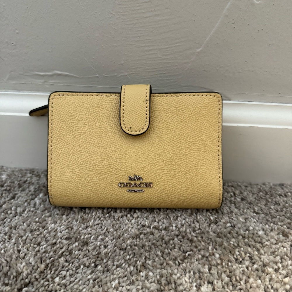 Coach Medium Corner Zip Wallet
